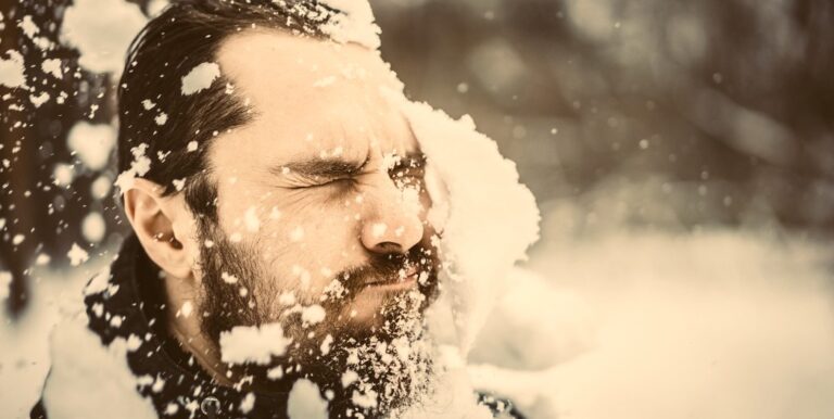 Una Guerra Fría Civil - Hombre recibe bbola de nieve en la cara