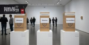 Divina política – Tres urnas, una dice diezmos, la segunda limosnas y la tercera su candidato.