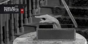 De dedo - Frame de "Dedos", el personaje de Los Locos Addams en blanco y negro.