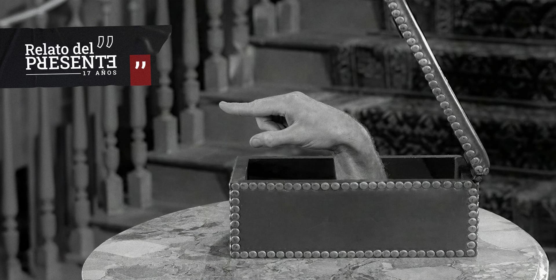 De dedo - Frame de "Dedos", el personaje de Los Locos Addams en blanco y negro.