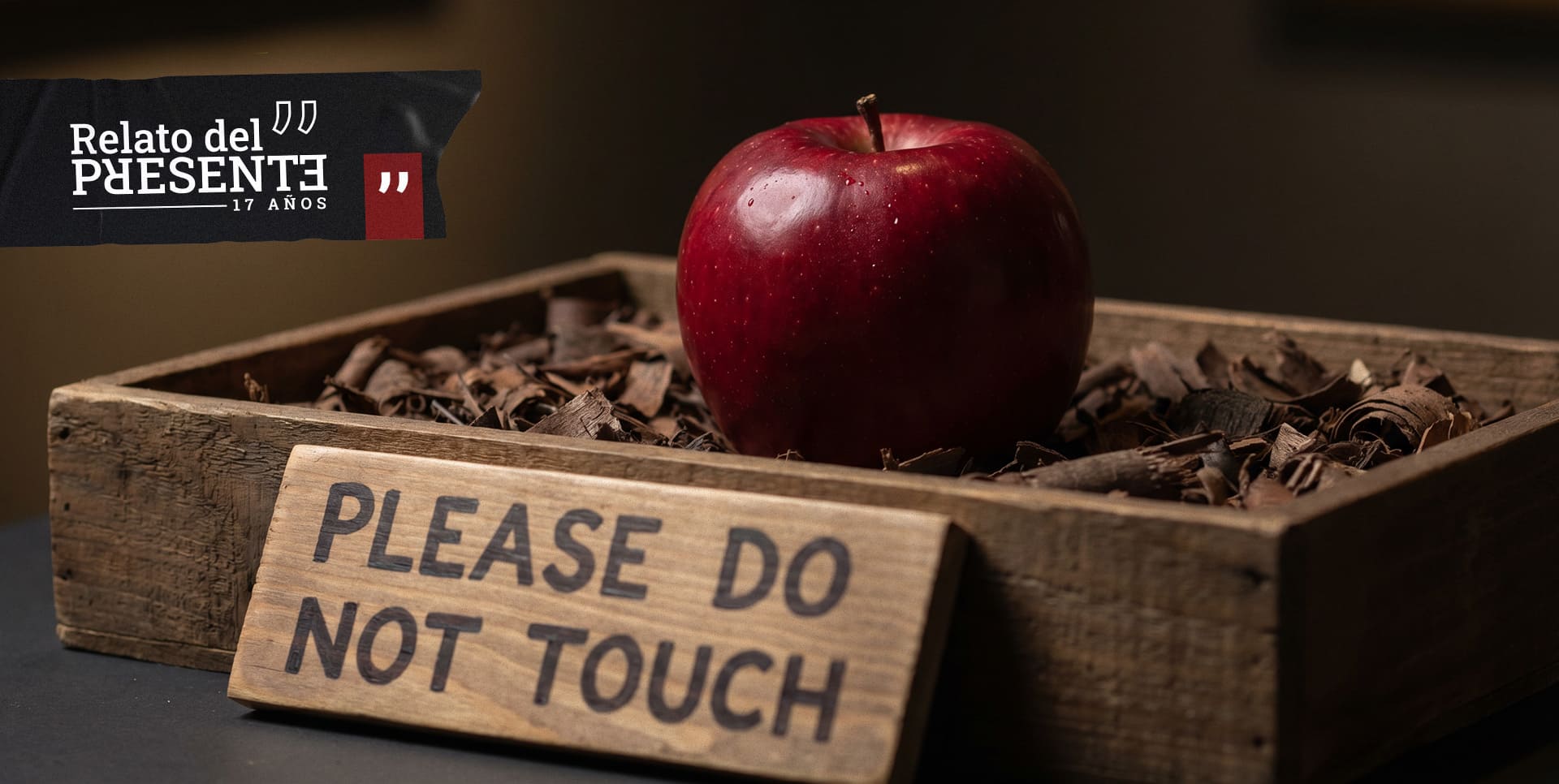 De eso no se habla - Imagen de una manzana con un cartelismo que dice "Please do not touch".